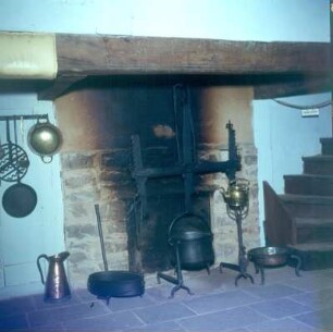 Freilichtmuseum Kommern, Originalgetreuer Wiederaufbau eines Wohnhauses (17. Jh.). Herdraum mit offener Feuerstelle