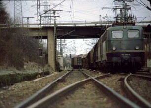 Stuttgart Zuffenhausen Lok 140 150 Güterzug Brücke B27