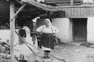 Rumänien. Maramures. Bäuerin im Hof ihres Anwesens