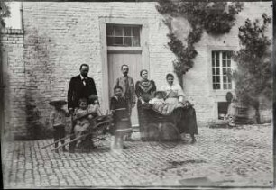 Johann Gottlieb Friedrich Rahn, Jan Herman Insinger, Charlotte Rahn (geb. Insinger) und Mariam Mansour Hanna Insinger, jeweils mit Kindern