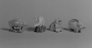 Drei Schweine und ein Sparschwein : Drei Schweine und ein Sparschwein. Fayence, bemalt, glasiert (1. V. 20. Jh.; K. Feuerriegel). Museum im Schloß Frohburg V 502/95, V 503/95, V 504/95, V 505/95