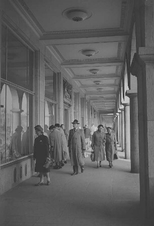 Dresden. Altmarkt Westseite, Arkaden und Geschäfte