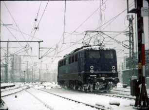 Stuttgart Hbf. Ausfahrt Gleis 9 Lok 110 221 Lz