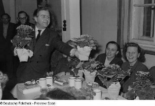 Übergabe von Blumengeschenken auf einer Veranstaltung zum Internationalen Frauentag