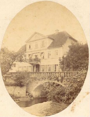 Herrnsitz des Rittmeisters Lorenz (später: Lange Str. 76, Carl Bruns). Im Vordergrunde Werre und Werrebrücke der Langen Straße. Detmold. Lange Str. Papierabzug