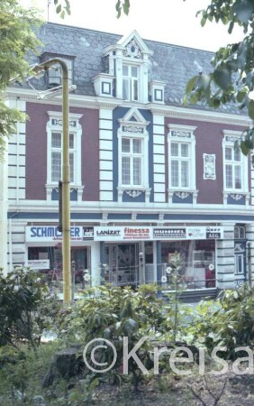 Bahnhofstraße 43: Straßenfront mit Zwerchgiebel: Geschäft für Einbauküchen
