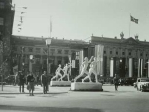 Berlin, Olympische Sommerspiele in Berlin, Pariser Platz mit Sportskulpturen und Flaggen der teilnehmenden Nationen