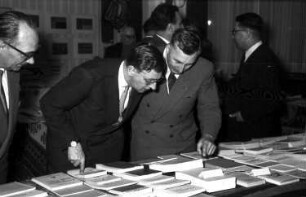 Bonn: Prinz Nicolae betrachtet Bücher