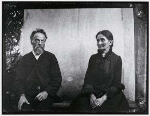 Ohne Titel (Johann Traugott und Ernestine Louise Zille vor ihrem Haus in Rummelsburg)