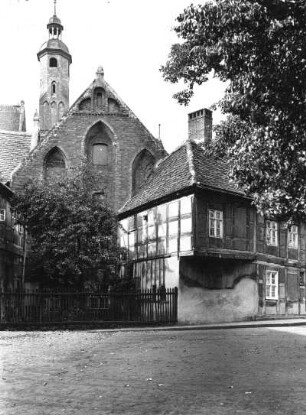Brandenburg. Paulinerstraße. Blick nach Südwesten auf das Kloster Sankt Pauli (1330/40)