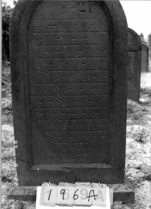 Grabstein 196 (Index: 99797641) Material: Sandstein, rot Zustand: leicht verwittert Maße HxBxT: 109x54x13 cm Beschreibung: Stele, Rundbogenabschluß, Sockel: Grabstein 196A (Detailaufnahme 2)