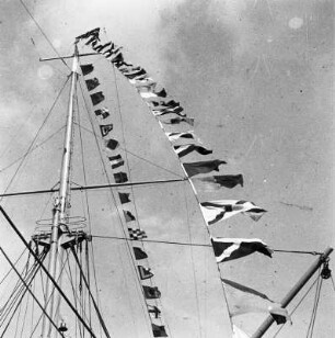 Passagierschiff Monte Olivia. Teilansicht mit Takelage und KdF-Bannern (Kraft durch Freude)