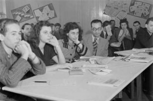 1. Arbeitstagung der Jugendredakteure "Die Tat ins Wort - durchs Wort zur Tat" im Haus der Jugend : Blick auf die Jungredakteure während einer Rede von Albert Norden