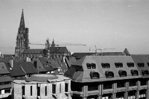 Freiburg i. Br.: Schlossberggarage: Dächer und Fassade vom Schlossberg aus