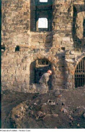 Dresden-Altstadt. Aufräumungsarbeiten im Innenhof des Residenzschlosses