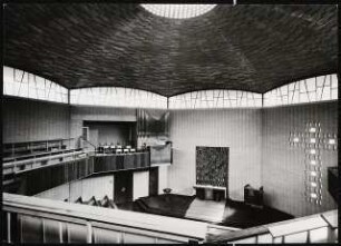 Vaterunser-Kirche Detmolderstraße/Blissestraße, Berlin-Wilmersdorf: Innenraum, Blick auf die Orgel und den Altar von der Empore aus, (ähnlich Inv.nr. F 5372, gleicher Standpunkt aber nicht identischer Ausschnitt)