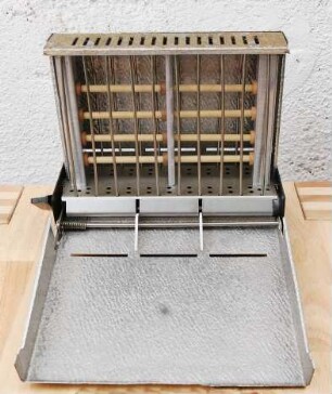 Toaster (Brotröster) der Marke VEB Kabelwerk