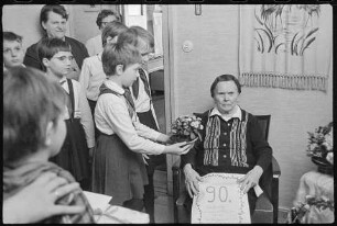Jungpioniere gratulieren einer Berlinerin zum 90. Geburtstag, 1969. SW-Foto © Kurt Schwarz.