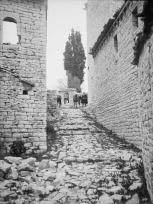Gasse : Blick in eine Gasse in einem Dorf