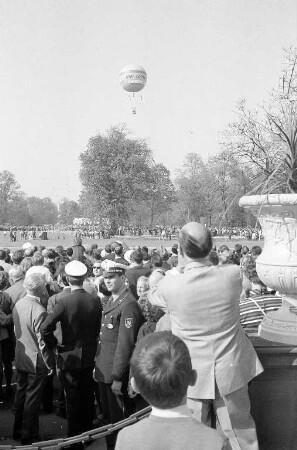 Ballonfahrt des Freiballons "Graf Zeppelin" der Ballonsportgruppe Stuttgart e.V. im Rahmen der Bundesgartenschau 1967.