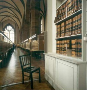 Göttingen. Paulinerkirche, ehemaliger Standort der Niedersächsischen Staats- und Universitätsbibliothek (SUB). Innenraum mit Katalogreihen
