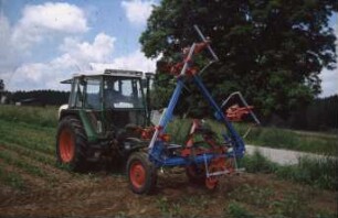 Fotografie: Traktor, Geräteträger, Feldspritze angebaut, Bandspritzung, Frontanbau