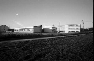 Denzlingen: Schule, Gesamtansicht von Süden, Vordergrund Acker