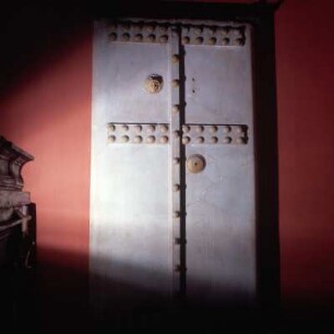 Istanbul, Archäologisches Museum. Marmornachbildung einer großen Holztür mit Bearbeitungen. Tumulusgrab bei Thessaloniki
