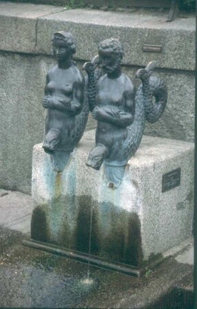 Nix und Nixe : Bronzekopie von Nix und Nixe (1998) an der Ostseite der Wasserkunst (1594-1602). Wismar, Am Markt