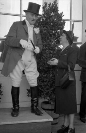 München: Liesl Karlstadt mit dem Rekommandeur [Franz] Halmanseger