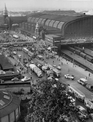 Hamburg-St. Georg. Steintorwall. Im Hintergrund der Hamburger Hauptbahnhof
