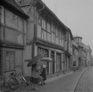 Tangermünde. Blick entlang einer Straße mit Fachwerkhäusern