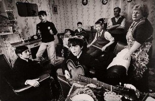 Eine junge Band probt in einem Wohnzimmer