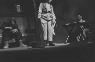 Szenenbilder aus dem Stück "Der Revisor" von Nikolai Wassiljewitsch Gogol am Schlossparktheater Berlin-Steglitz