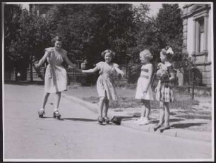Mädchen beim Rollschuhfahren