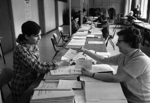 Ausgabe der Briefwahlunterlagen für die Oberbürgermeisterwahl am 12. April 1970