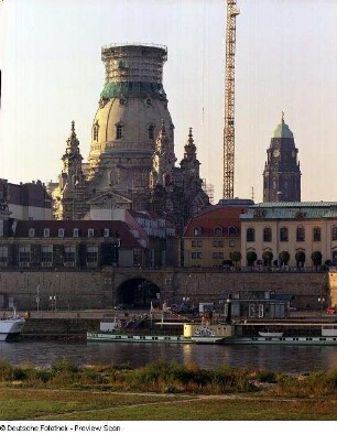 Frauenkirche : Blick vom Neustädter Ufer über die Elbe gegen Brühlsche Terrasse mit Einmündung Münzgasse in das Terrassenufer und Frauenkirche mit eingerüsteter Laterne, im Hintergrund der Rathausturm