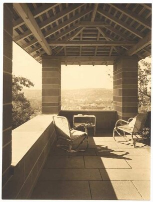 Wohnhaus Dr. Scheufelen, Stuttgart: Loggia mit Gartenmöbeln