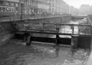 Leipzig-Hochwasser, Harkortstr., Wehr mit Baumstamm, 13.7.54, 7 Uhr