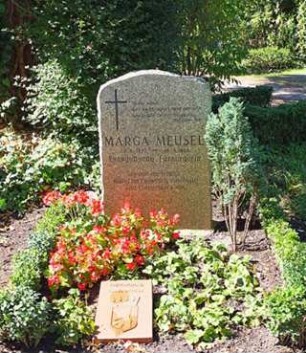Grab von Margarete Meusel auf dem Friedhof Zehlendorf in Berlin