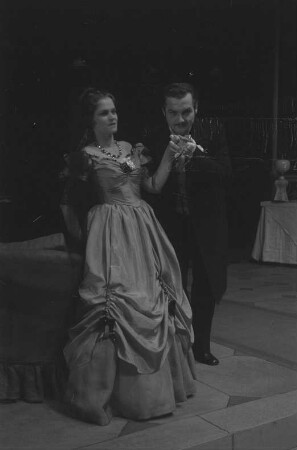 Szenenbilder aus der Oper "La Traviata" an der Deutsche Staatsoper Berlin : Szene mit Tiana Lemnitz