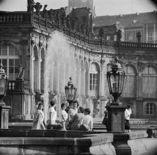 Dresden-Altstadt. Zwinger (1709-1728; M. D. Pöppelmann, B. Permoser). Zwingerhof mit Bogengalerie zwischen Deutschem Pavillon und Stadtpavillon und Brunnen