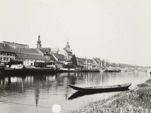 Kitzinen, Blick auf die Stadt : Kitzingen. Stadtansicht mit Pfarrkirche Sankt Johannes und ehemalige Ursulinerinnenklosterkirche. Blick über den Main von Südosten