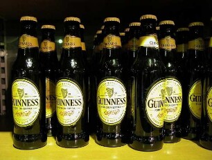Guinness Bier in Flaschen : Werbung für das typische irische Bier Guinness, aufgenommen 2005
