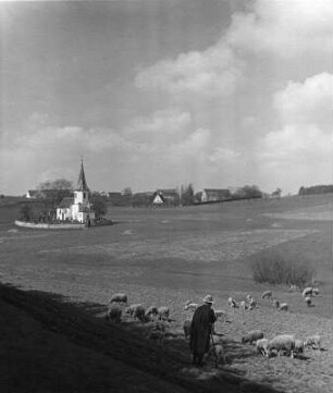 Schäfer mit Herde. Im Hintergrund Kirche von Hörlbach