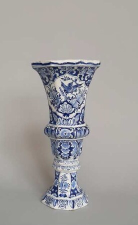 Achtkantige Flötenvase mit ostasiatisch inspiriertem Dekor aus Vögeln, Blüten- und Blattwerk