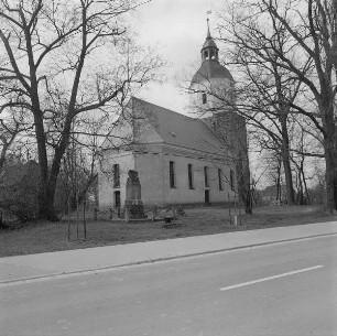 Vetschau-Ogrosen. Dorfkirche Ogrosen (2. H. 13. Jh., 1770). Ansicht von NO mit Kriegerdenkmal (nach 1914)
