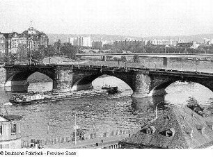Blick vom Opernhaus über die Elbe mit Georgij-Dimitroff-Brücke (Augustusbrücke) zum Neustädter Ufer
