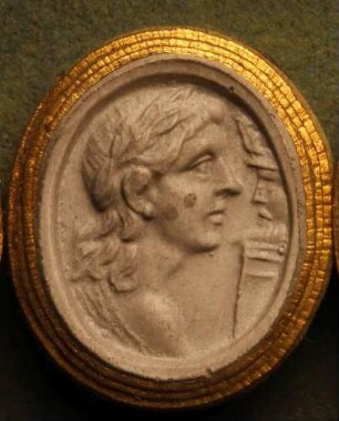 Profilkopf des Apollo mit einer bärtigen Herme (?) (Daktyliothek, Erstes Mythologisches Tausend)