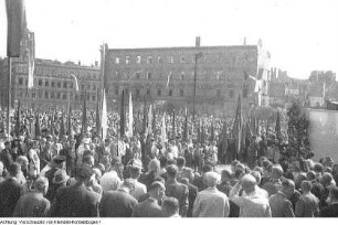 Vereinigung der Verfolgten des Naziregimes (VVN), Dresden, Kundgebung zum Gedenken an die Opfer des Faschismus, Festredner Ralph Leibel, Liberaldemokratische Partei (LDP), vor dem Japanischen Palais, Einweihung des Ehrenhain für die Opfer des Faschismus, um 1950